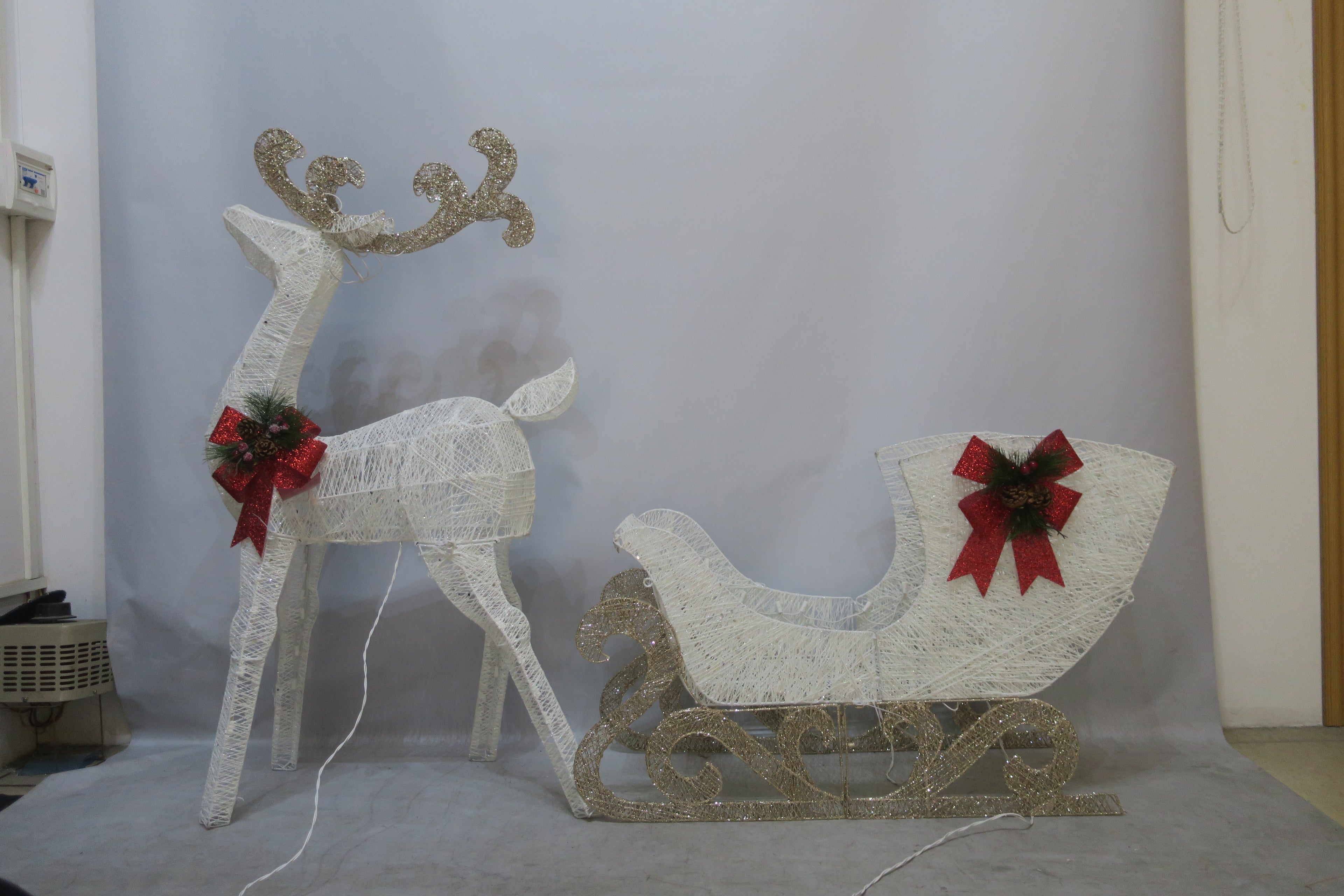48-inch reindeer & 38-inch sleigh light set with 140 LEDs.