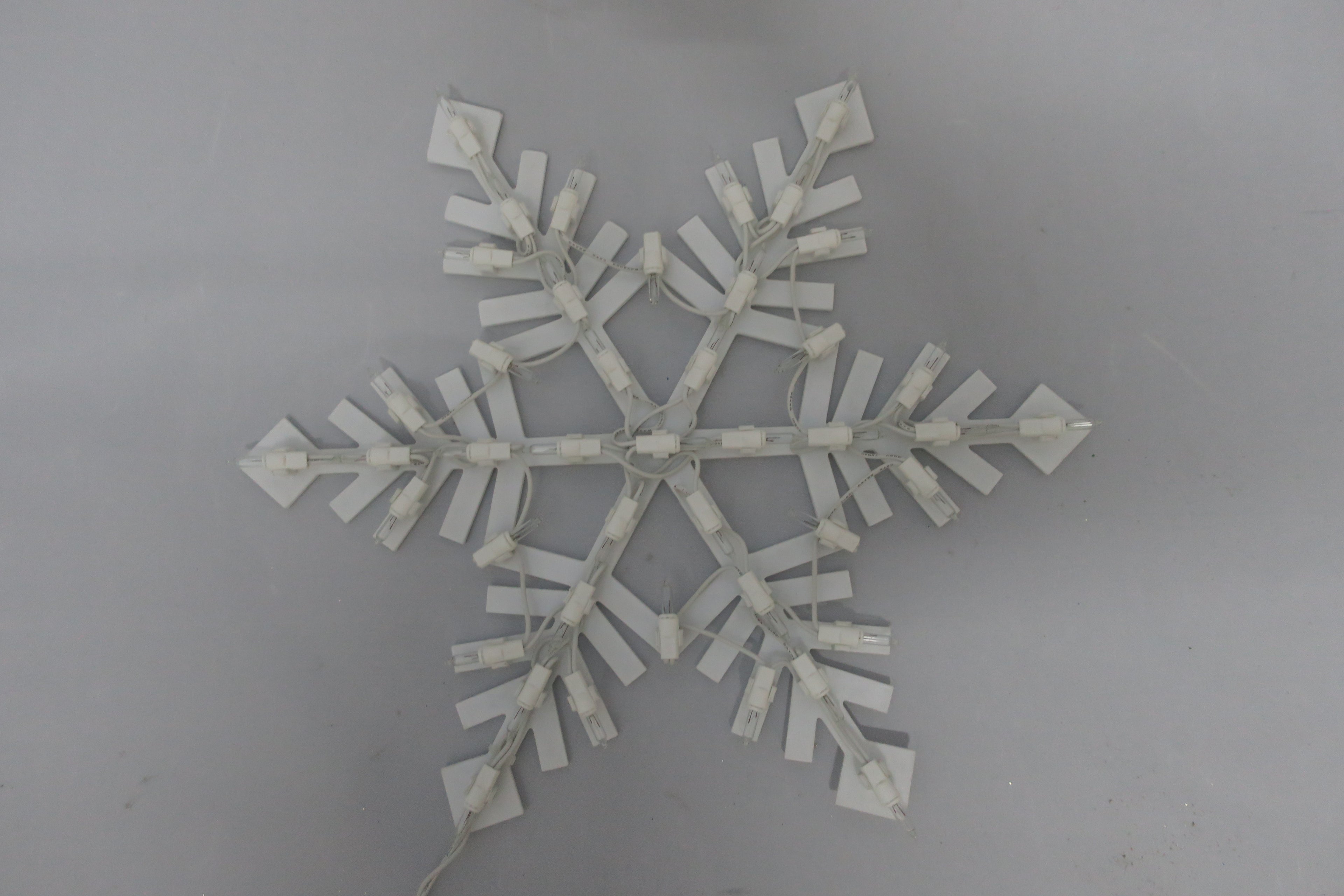 15.5-inch 43-Light Plastic Frame Snowflake Light.