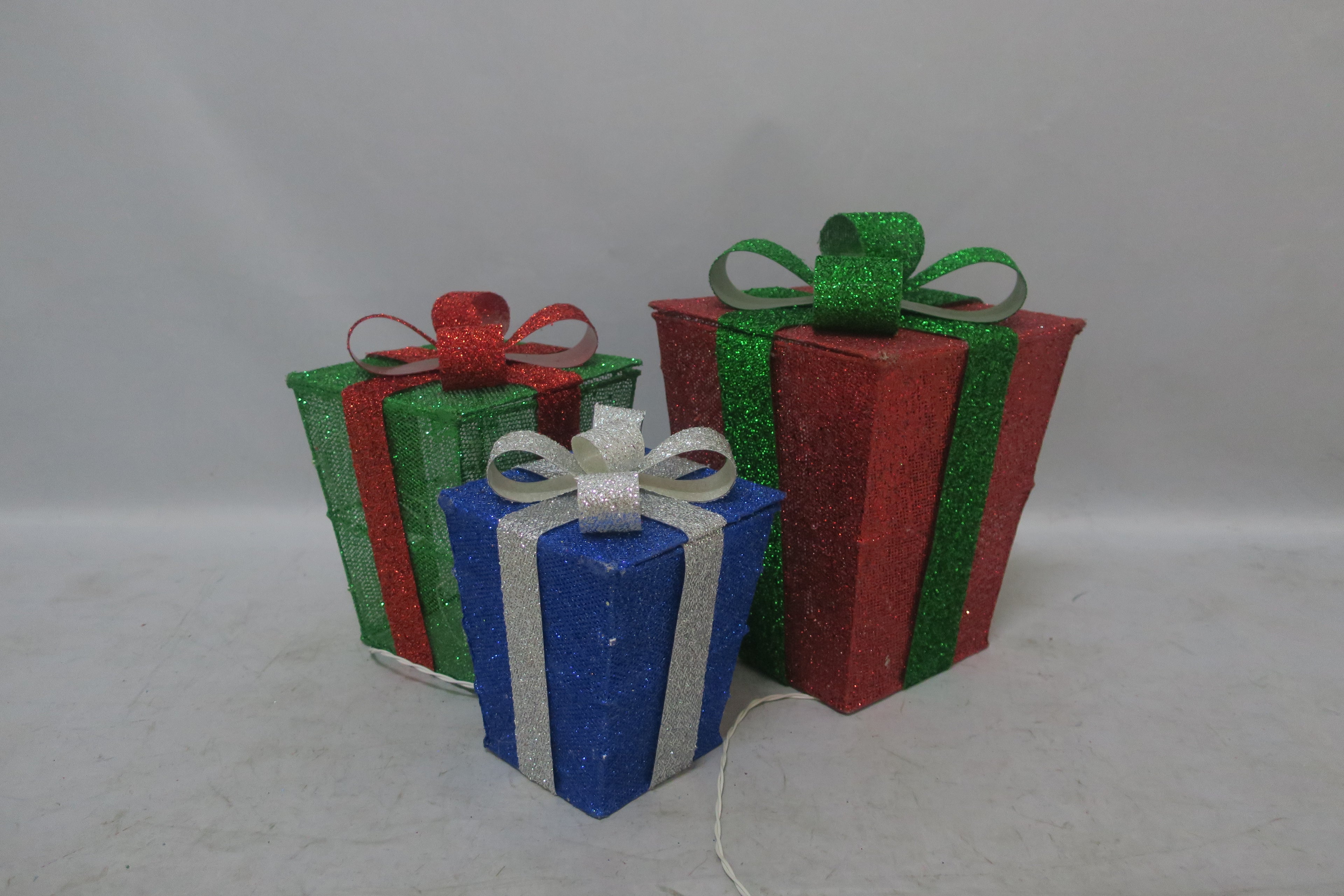 et of 3 Lighted Gift Boxes (15/13/10"), with 70 LEDs.