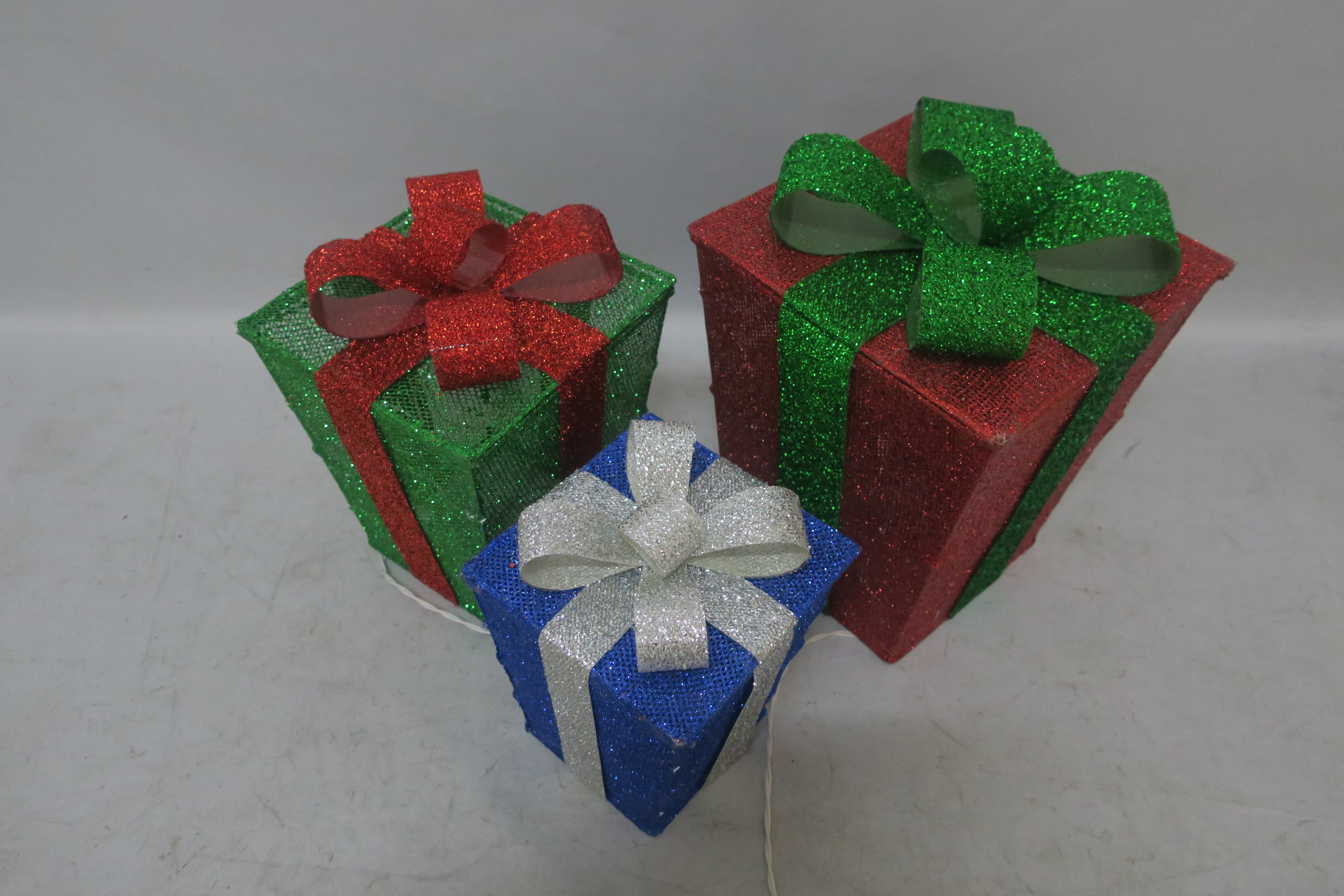 et of 3 Lighted Gift Boxes (15/13/10"), with 70 LEDs.